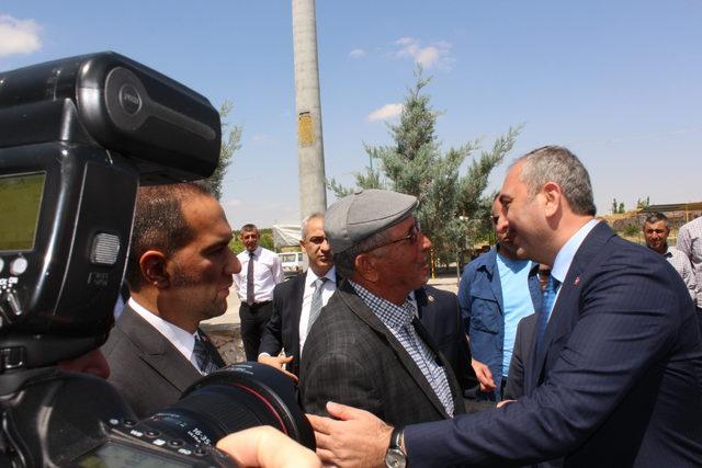 Adalet Bakanı Gül, şehit Ömer Halisdemir'in kabrini ziyaret etti