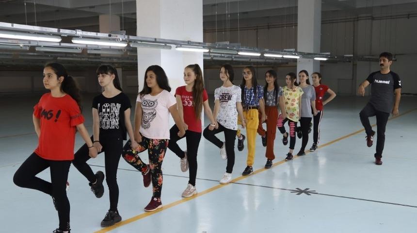 &Ccedil;ocuklar ve gen&ccedil;ler halk oyunları &ouml;ğreniyor