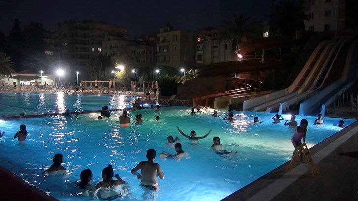 Hem havuza giriyorlar, hem canlı müzik dinliyorlar G2