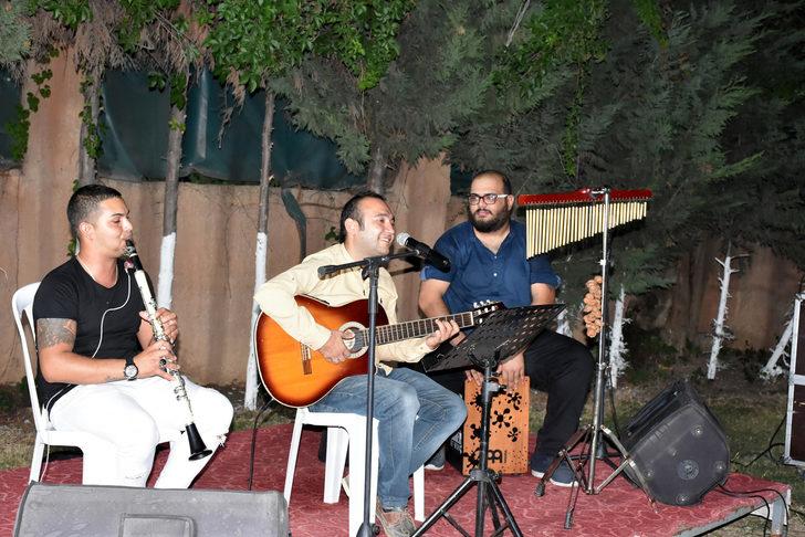 Hem havuza giriyorlar, hem canlı müzik dinliyorlar G4