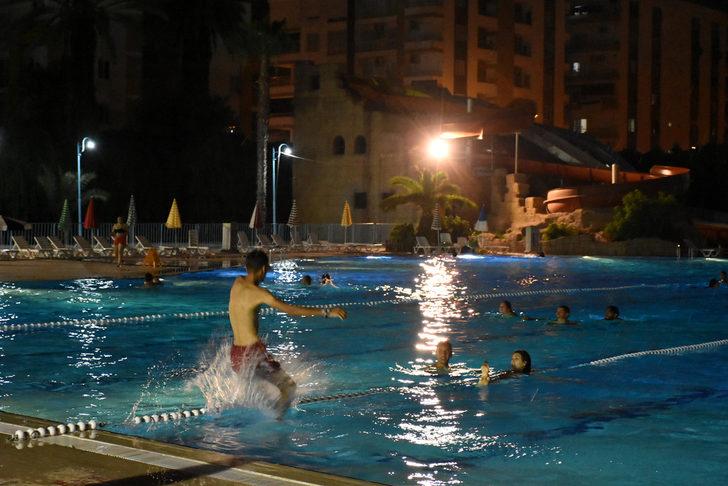 Hem havuza giriyorlar, hem canlı müzik dinliyorlar G3