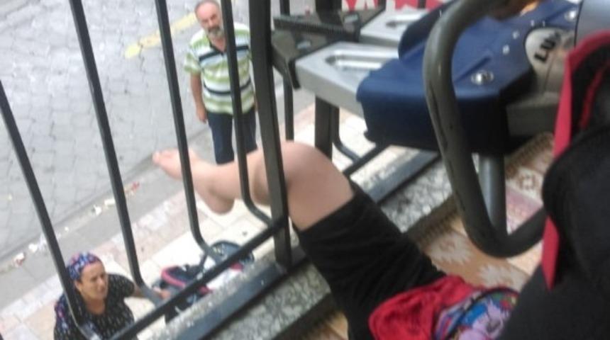 Bacağı korkuluklara sıkışan &ccedil;ocuğu itfaiye kurtardı