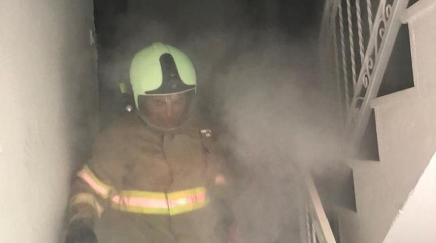 Burhaniye’de pano yangınını itfaiye söndürdü