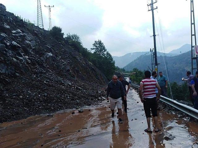 Yahyalı’da sel nedeniyle kapanan yollar temizleniyor