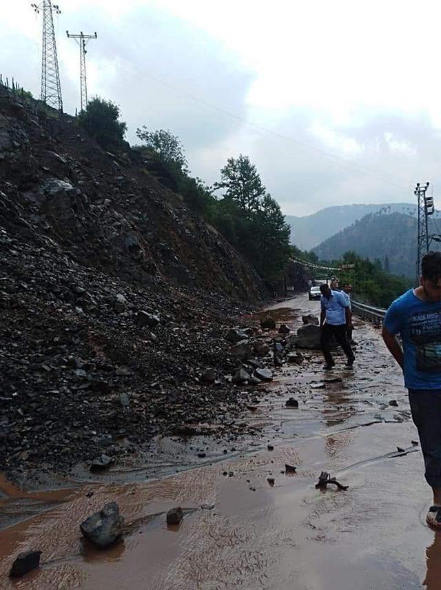 Yahyalı’da sel nedeniyle kapanan yollar temizleniyor