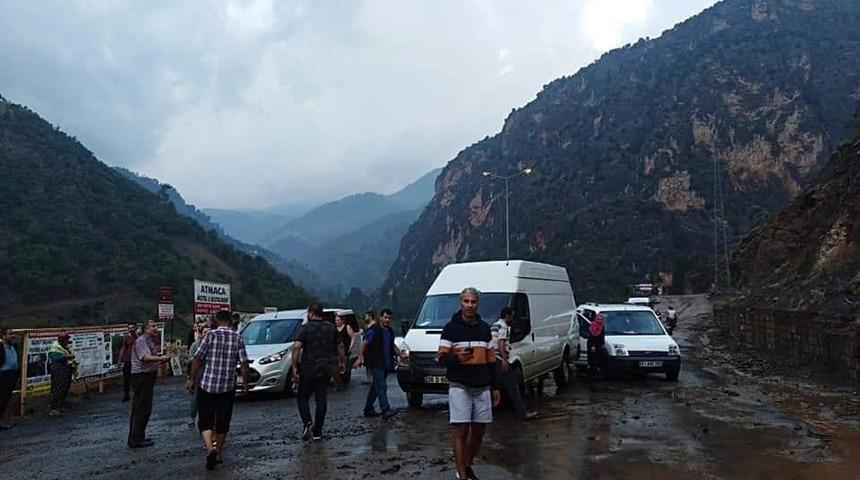 Yahyalı&rsquo;da sel nedeniyle kapanan yollar temizleniyor