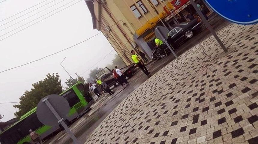 Belediye otob&uuml;s&uuml; ile otomobil &ccedil;arpıştı: 4 yaralı