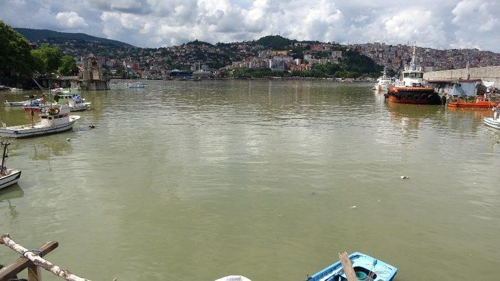 Zonguldak’ta deniz yağmurun ardından çamur rengine boyandı G3