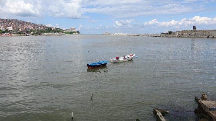 Zonguldak’ta deniz yağmurun ardından çamur rengine boyandı G4