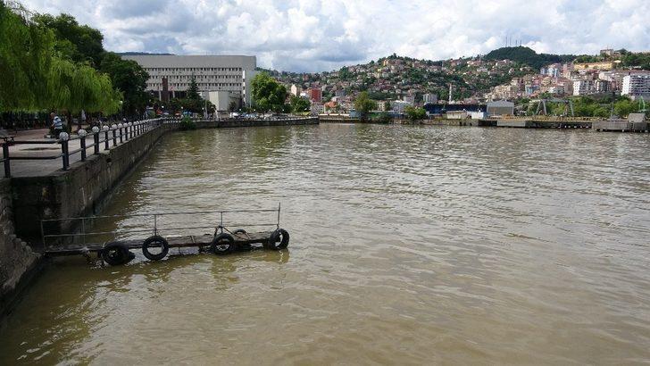 Zonguldak’ta deniz yağmurun ardından çamur rengine boyandı G5
