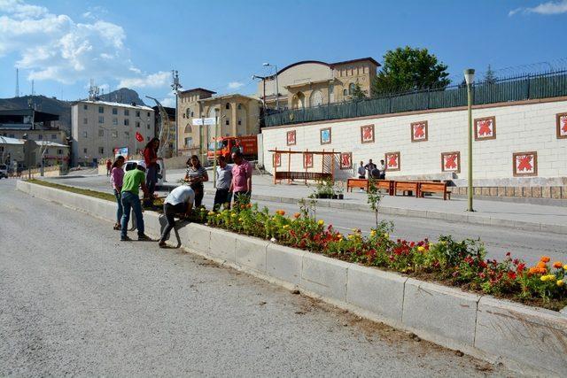 Belediye meclis üyeleri caddeleri renklendirdi