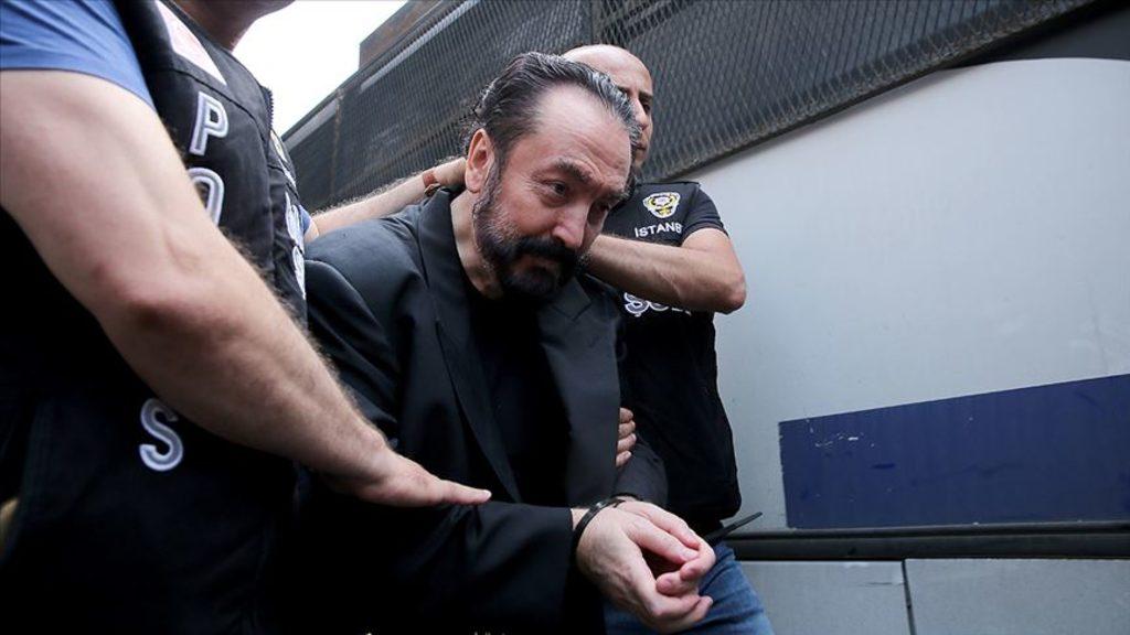 Adnan Oktar'ın maske inadı! Takmayınca mahkeme salonundan çıkarıldı