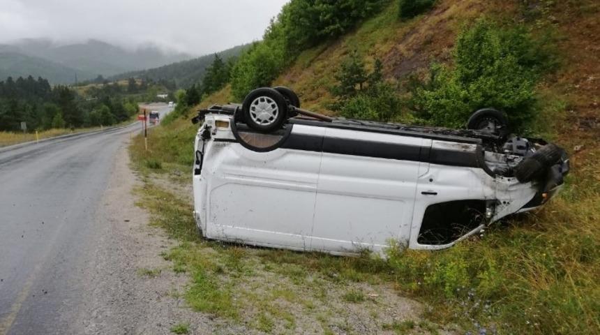 Takla atan kamyonetin s&uuml;r&uuml;c&uuml;s&uuml; yaralandı