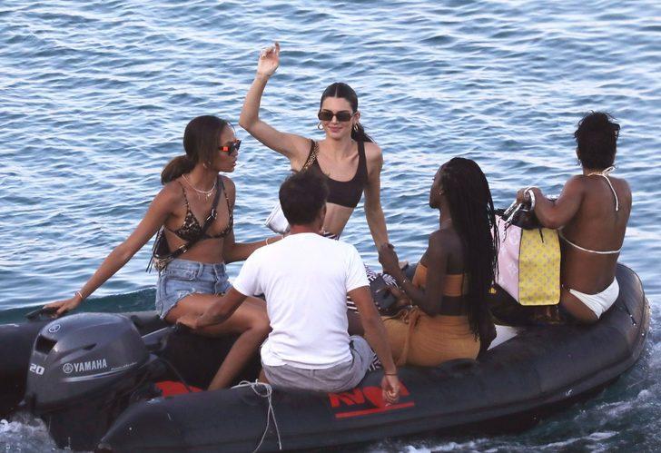  Kendall Jenner'ın Mikonos tarzı G1