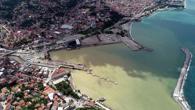Zonguldak'ta deniz çamur rengini aldı