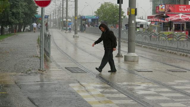 İzmit'te sağanak; yollar göle döndü