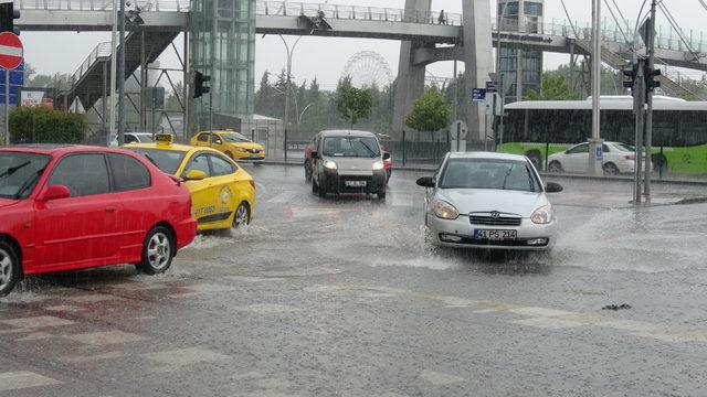 İzmit'te sağanak; yollar göle döndü