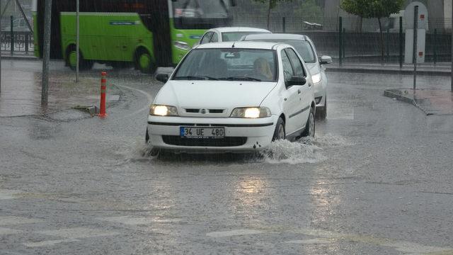 İzmit'te sağanak; yollar göle döndü