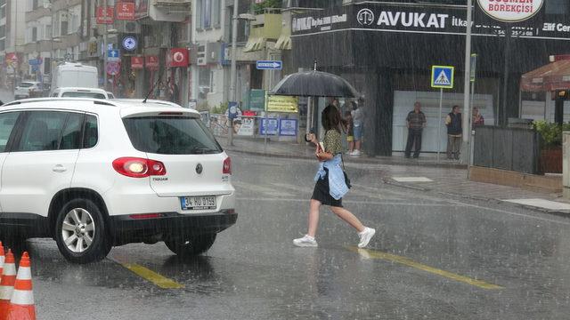 İzmit'te sağanak; yollar göle döndü