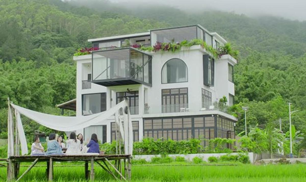 7 kız arkadaş, hayatlarını birlikte ge&ccedil;irmeye karar verip &ouml;yle bir adım attılar ki...