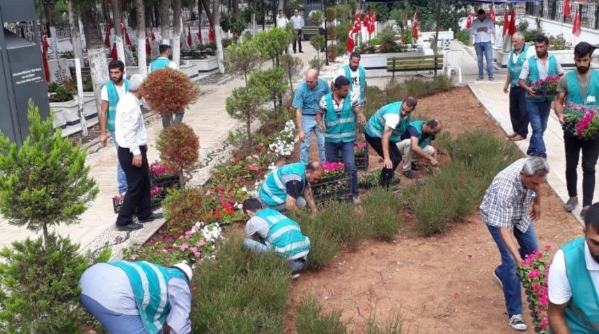 Denetimli serbestlik y&uuml;k&uuml;ml&uuml;leri şehitlikte temizlik yaptı