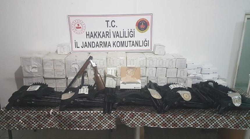 Şemdinli&rsquo;de &ccedil;ok sayıda av t&uuml;feği ve tıbbi malzeme ele ge&ccedil;irildi
