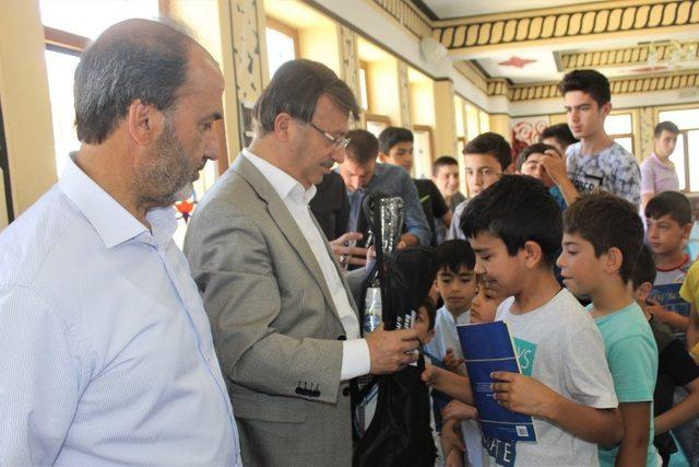 Başkan Türkmenoğlu, Kur’an kursu öğrencilerine hediye dağıttı