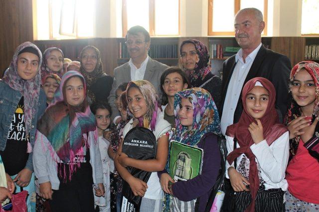 Başkan Türkmenoğlu, Kur’an kursu öğrencilerine hediye dağıttı
