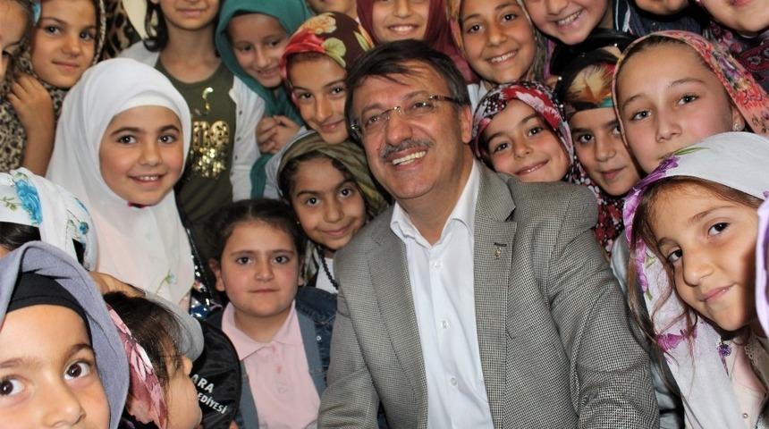 Başkan T&uuml;rkmenoğlu, Kur&rsquo;an kursu &ouml;ğrencilerine hediye dağıttı