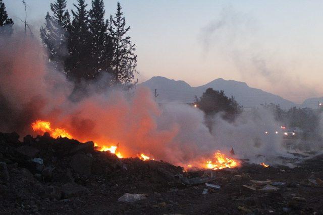 Antalya’da atık malzeme yangını korkuttu
