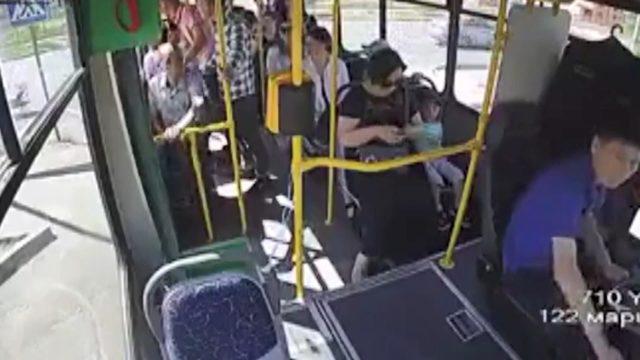 El freni çekilmeyen otobüsten atlayan anne ve çocuk az kalsın ölüyordu