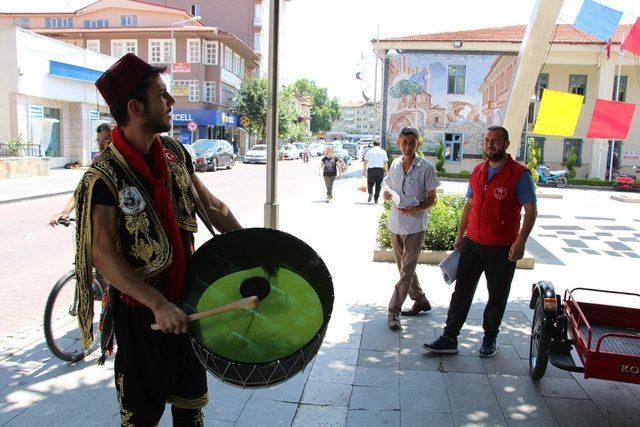 Kulalı gençlere davullu çağrı