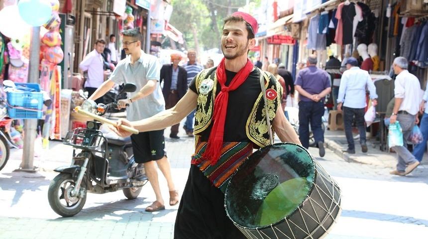 Kulalı gen&ccedil;lere davullu &ccedil;ağrı