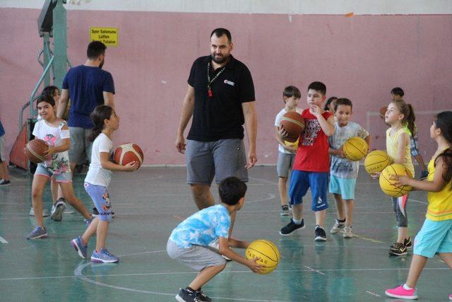 Çocuklar Söke Belediyesi ile spor yapıyor