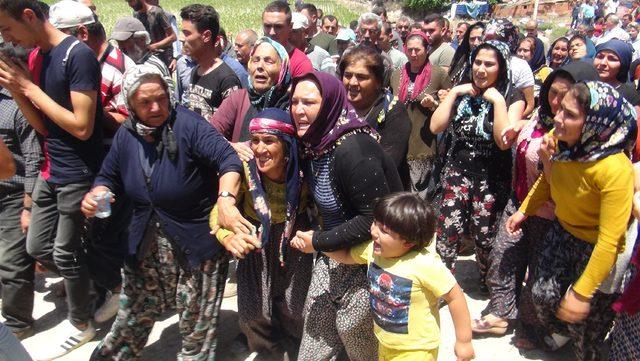 Yıldırım düşmesi sonucu ölen baba- kız gözyaşlarıyla toprağa verildi