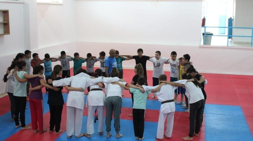 &Ccedil;ocuklar S&ouml;ke Belediyesi ile spor yapıyor