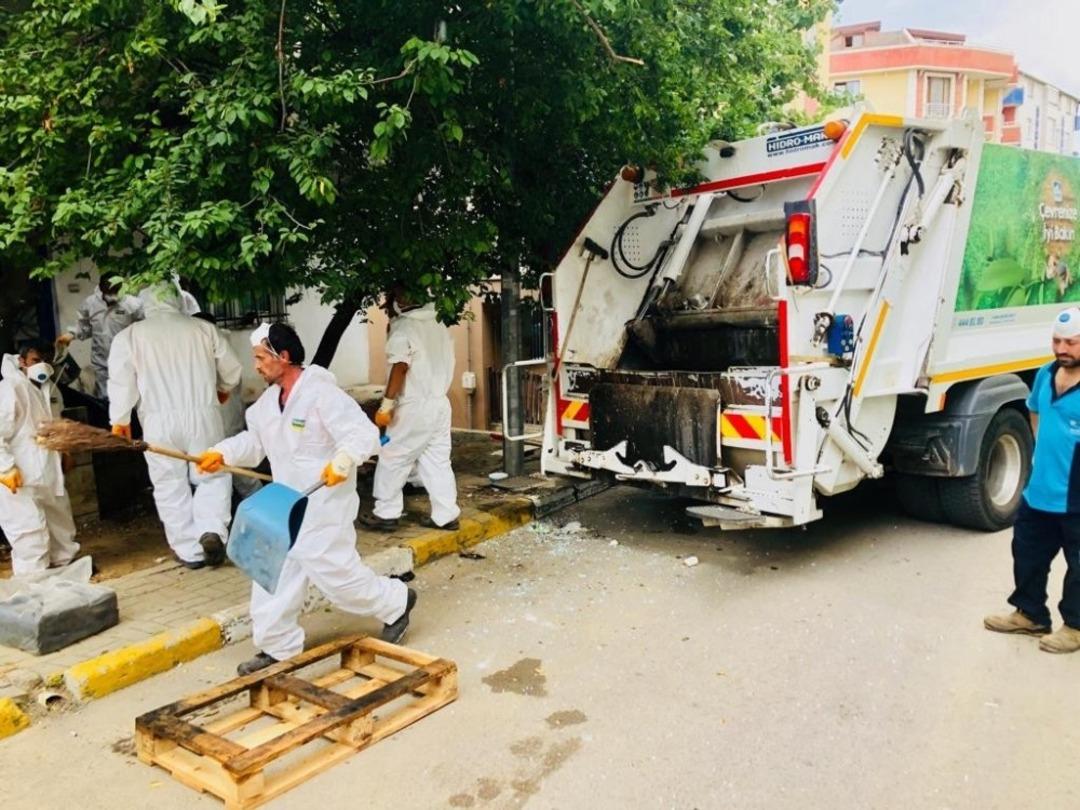 Pendik&rsquo;te &ccedil;&ouml;p evden 4 kamyon atık &ccedil;ıktı