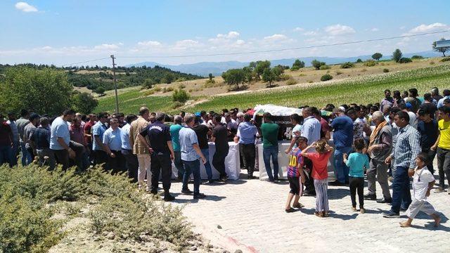 Yıldırım düşmesi sonucu ölen baba ve kızına en acı veda