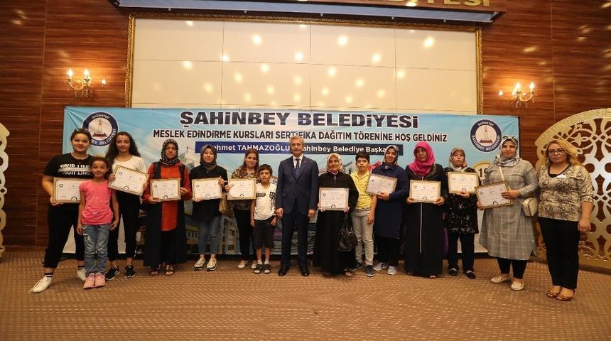 Kursiyerler sertifika almaya devam ediyor