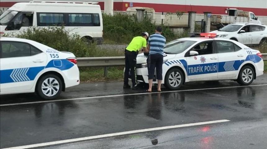 Tır dorsesi yan yattı D-100 ulaşıma kapandı