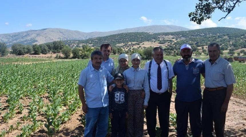 Kaymakam Soley başarılı &ouml;ğrenciyi tarlada ziyaret etti
