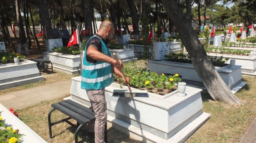 Şehitliğin bakımı h&uuml;k&uuml;ml&uuml;ler tarafından yapılıyor