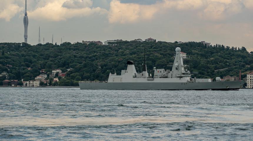 İngiliz savaş gemisi İstanbul Boğazı'ndan geçti