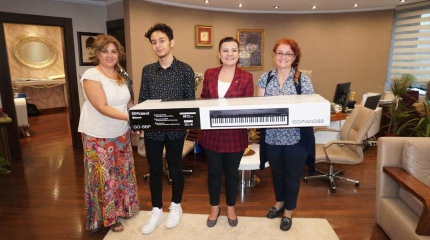 M&uuml;zik tutkunu olan gence Başkan H&uuml;rriyet&rsquo;ten destek