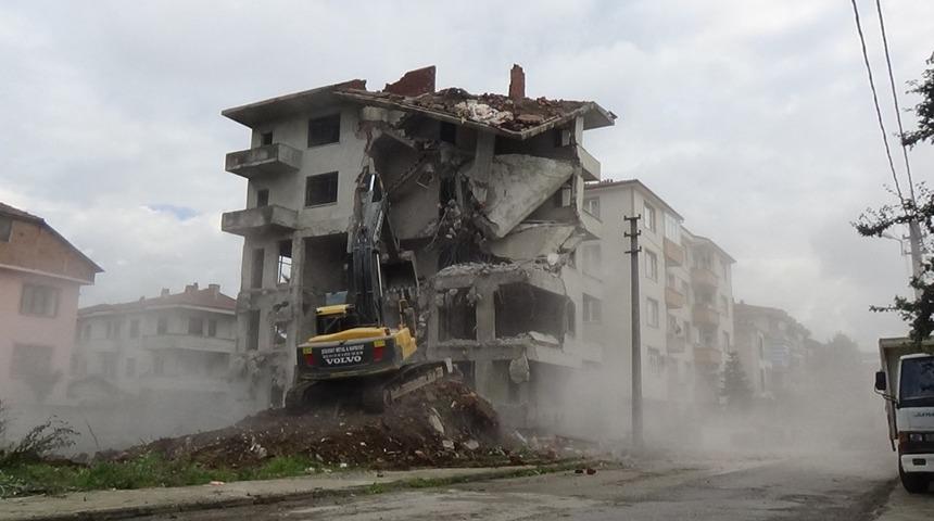 D&uuml;zce&rsquo;de metruk bir bina daha tarih oldu