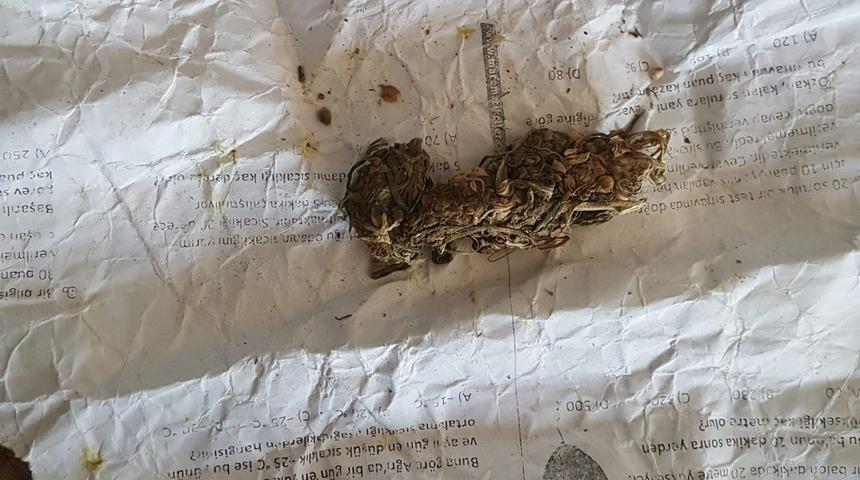 Okul bah&ccedil;esindeki şahsın &uuml;zerinden uyuşturucu &ccedil;ıktı