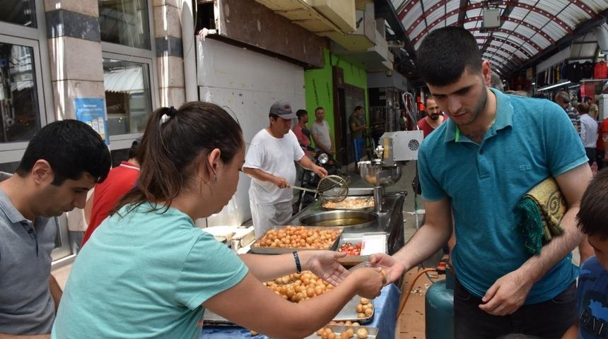 Şehit babası  oğlu i&ccedil;in lokma d&ouml;kt&uuml;rd&uuml;
