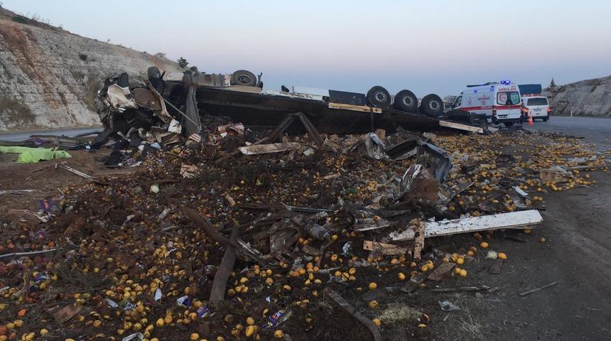 Gaziantep'te limon yüklü TIR devrildi: 3 ölü