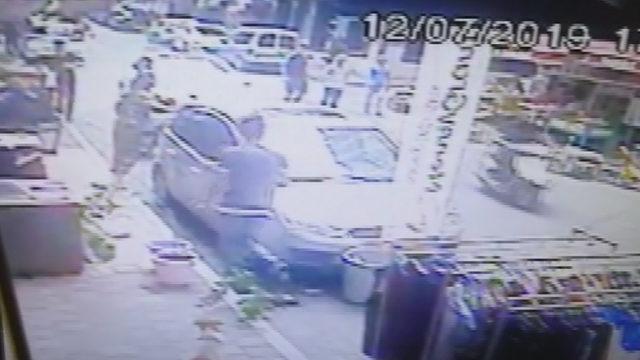 Fatih'te dükkanının önüne park ettirmeyen kuaförü vurdu
