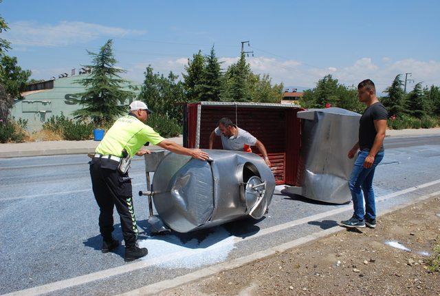 Yaklaşık 2 ton süt yola döküldü